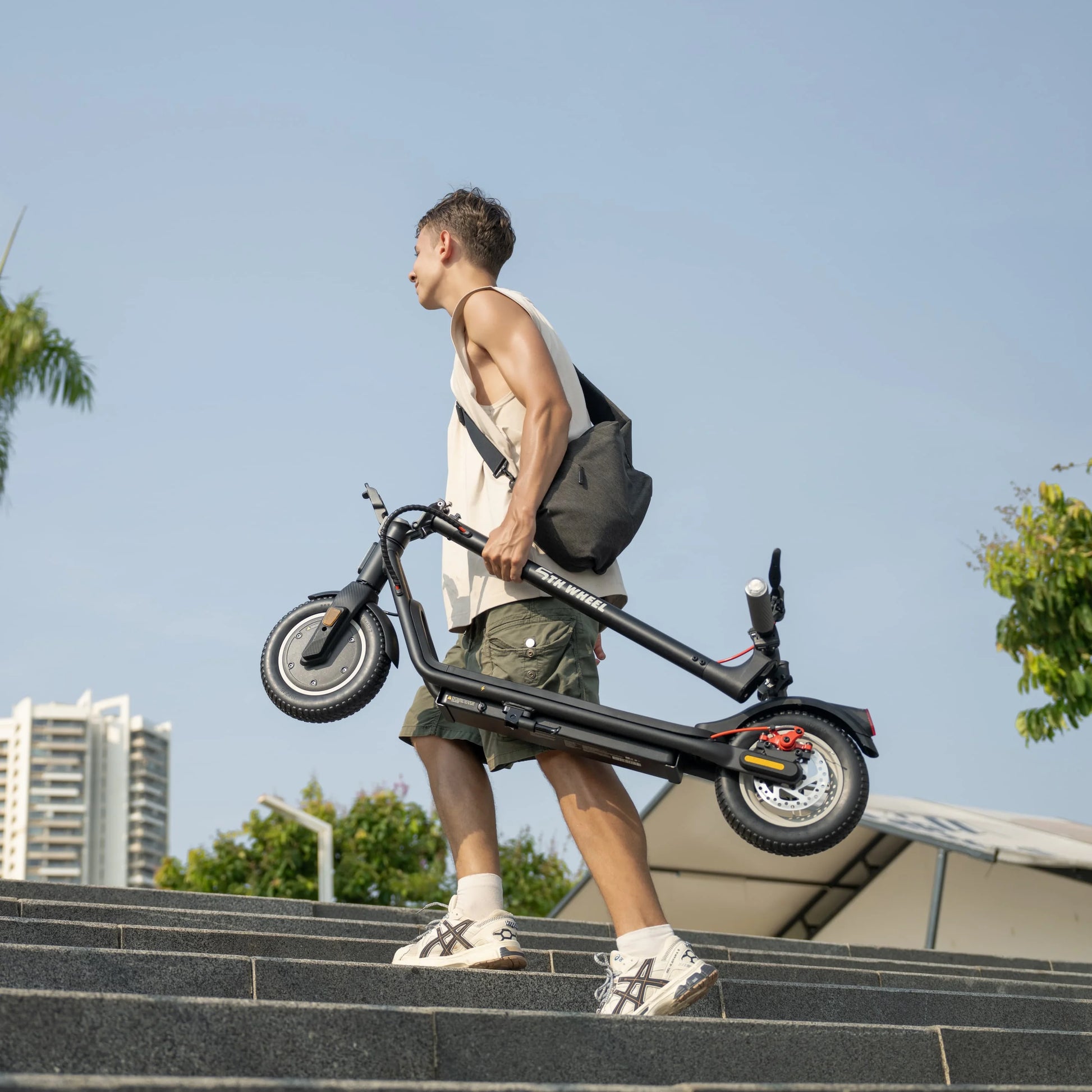 Trottinette Électrique 5TH WHEEL : 10" Pneus Pleins, 600W, 25 km/h, 30 km Autonomie, Clignotants